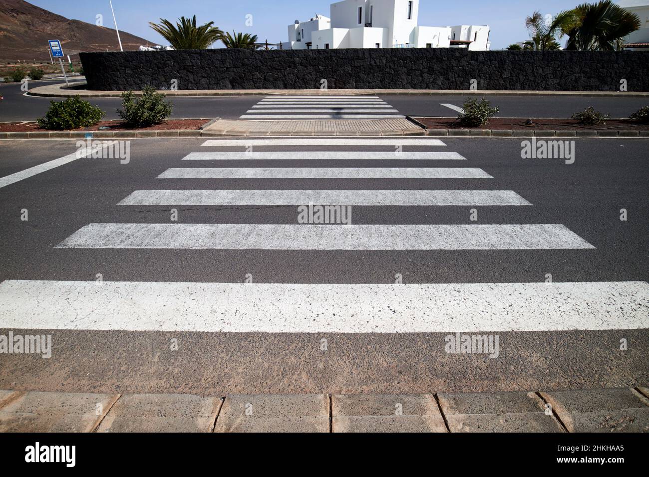 Attraversamento pedonale su strada vuota a doppia carreggiata in playa blanca Lanzarote Isole Canarie Spagna Foto Stock