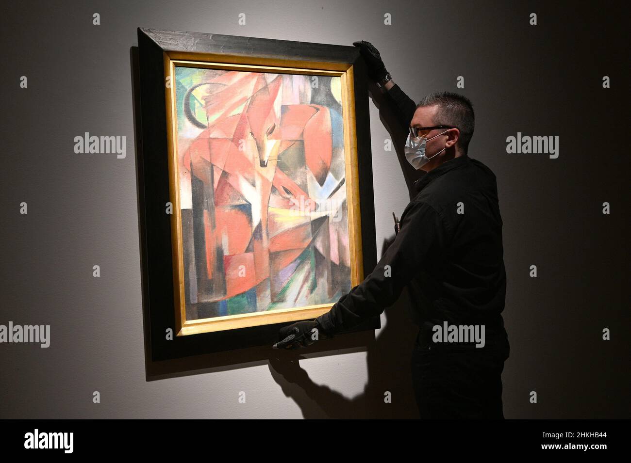 New York, Stati Uniti. 04th Feb 2022. Un gestore d'arte controlla l'artista tedesco Franz Marc (1880-1916) che dipinge dal titolo "le Foxes" in una sala d'osservazione al Christie's 20/21 Shanghai to London sale preview, New York, NY, 4 febbraio 2022. (Foto di Anthony Behar/Sipa USA) Credit: Sipa USA/Alamy Live News Foto Stock