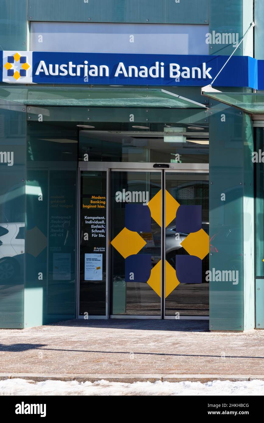 Austria, 2022: Ingresso e lettere austriache Anadi Bank. Austrian Anadi Bank AG è una banca mobile multicanale austriaca con i segmenti di business Foto Stock