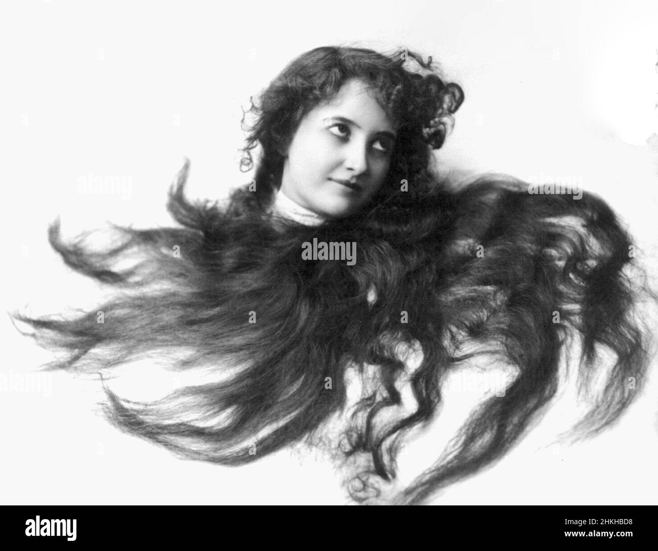 Fitz W Guerin, fotografo americano - giovane donna che modella- testa, incorniciata in capelli scorrevoli Foto Stock