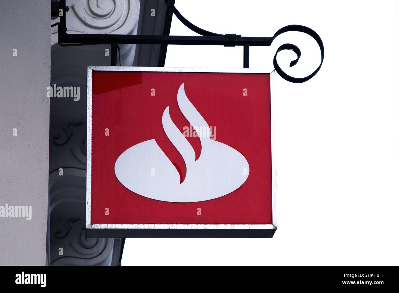 Austria, 2022: Logo der Santander Bank an einer Fassade. Logo di Santander Bank su una facciata. La Santander Consumer Bank AG è un Istituto tedesco di credito Foto Stock