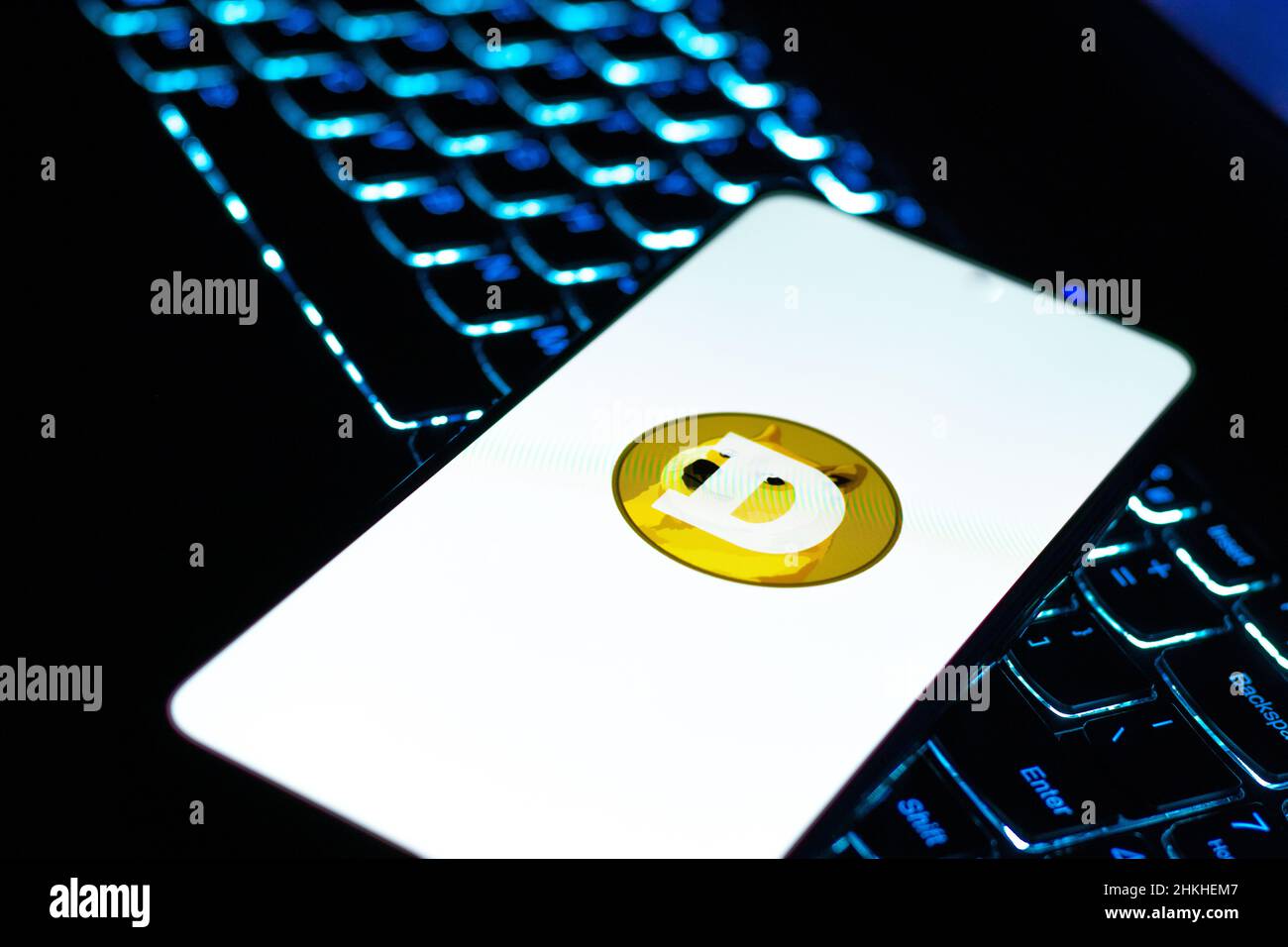 West Bangal, India - 4 febbraio 2022 : Dogecoin logo sullo schermo del telefono immagine stock. Foto Stock