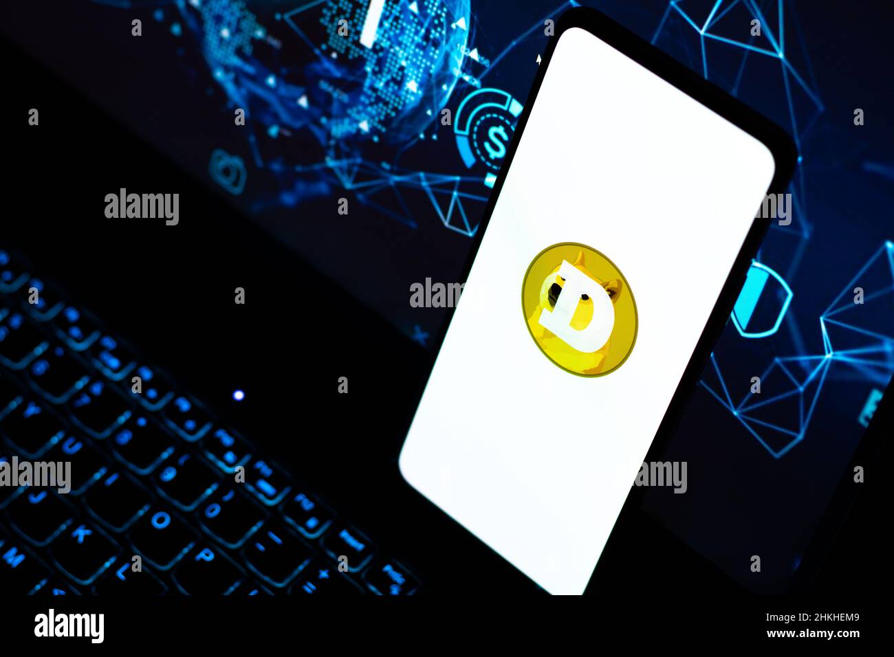 West Bangal, India - 4 febbraio 2022 : Dogecoin logo sullo schermo del telefono immagine stock. Foto Stock