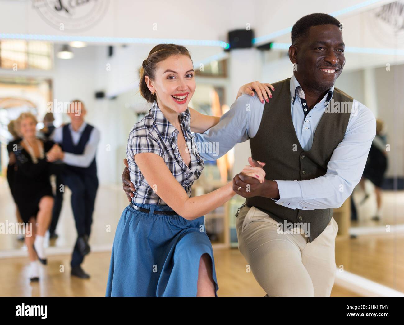 Donna e uomo danzano swing in studio Foto Stock