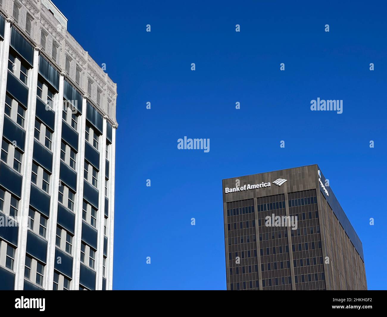 Columbia, Carolina del Sud - 27 novembre 2021: L'edificio della Banca d'America visto nel centro di Columbia, il campidoglio di Stato. Foto Stock