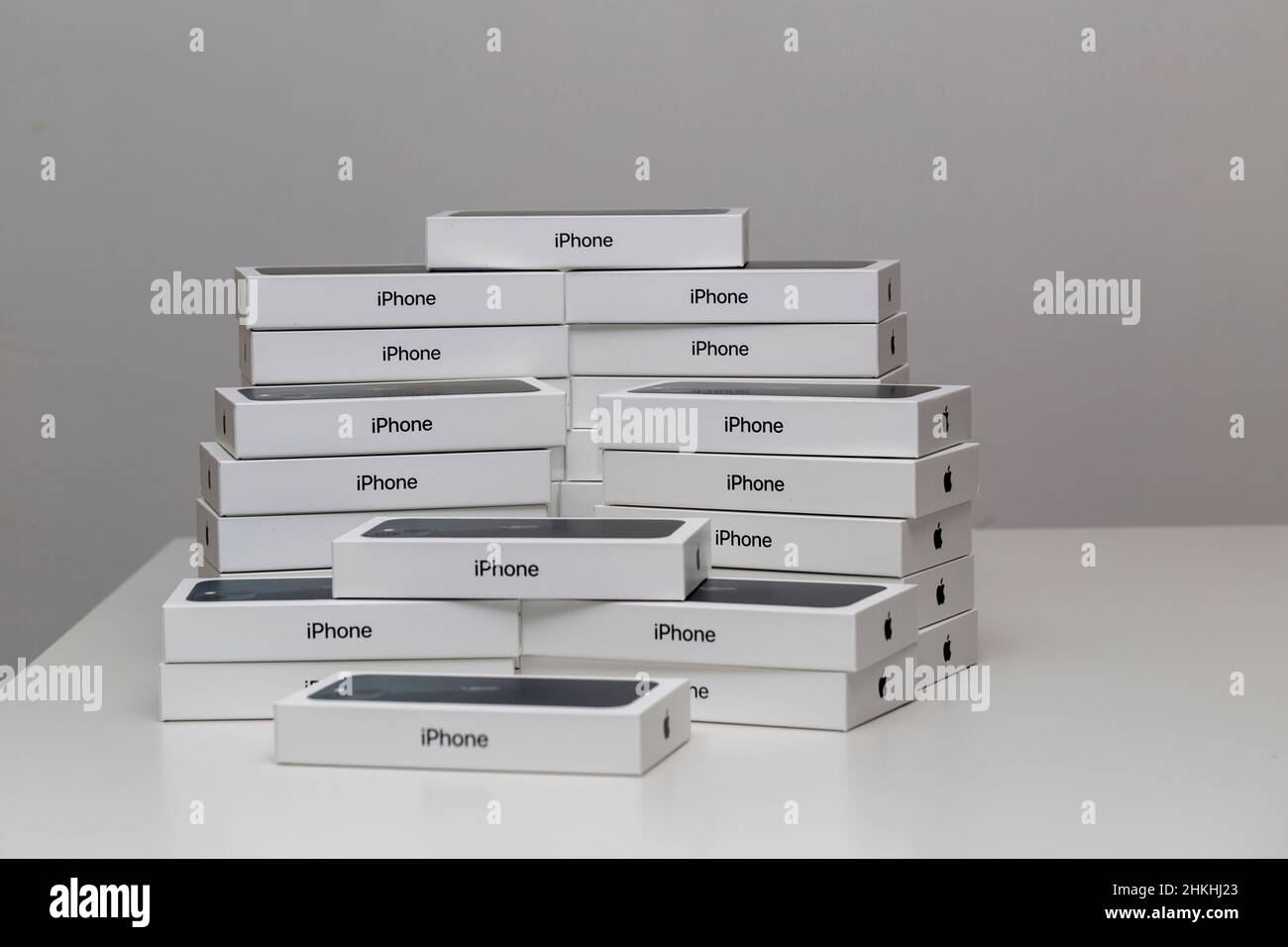 Stoccarda, Germania - Febbraio 02,2022: Una pila di smartphone Apple si trova su una superficie Foto Stock