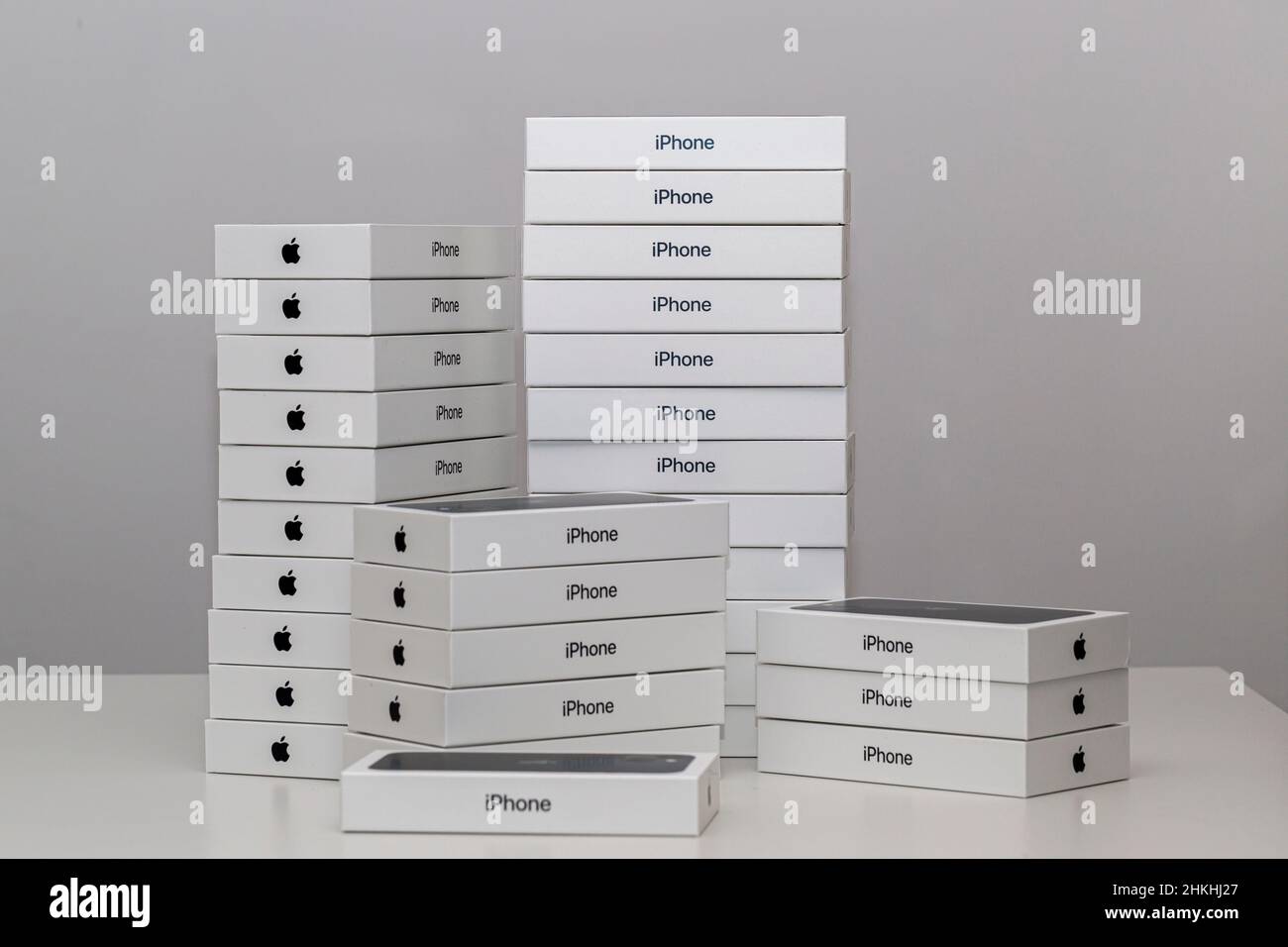 Stoccarda, Germania - Febbraio 02,2022: Una pila di smartphone Apple si trova su una superficie Foto Stock