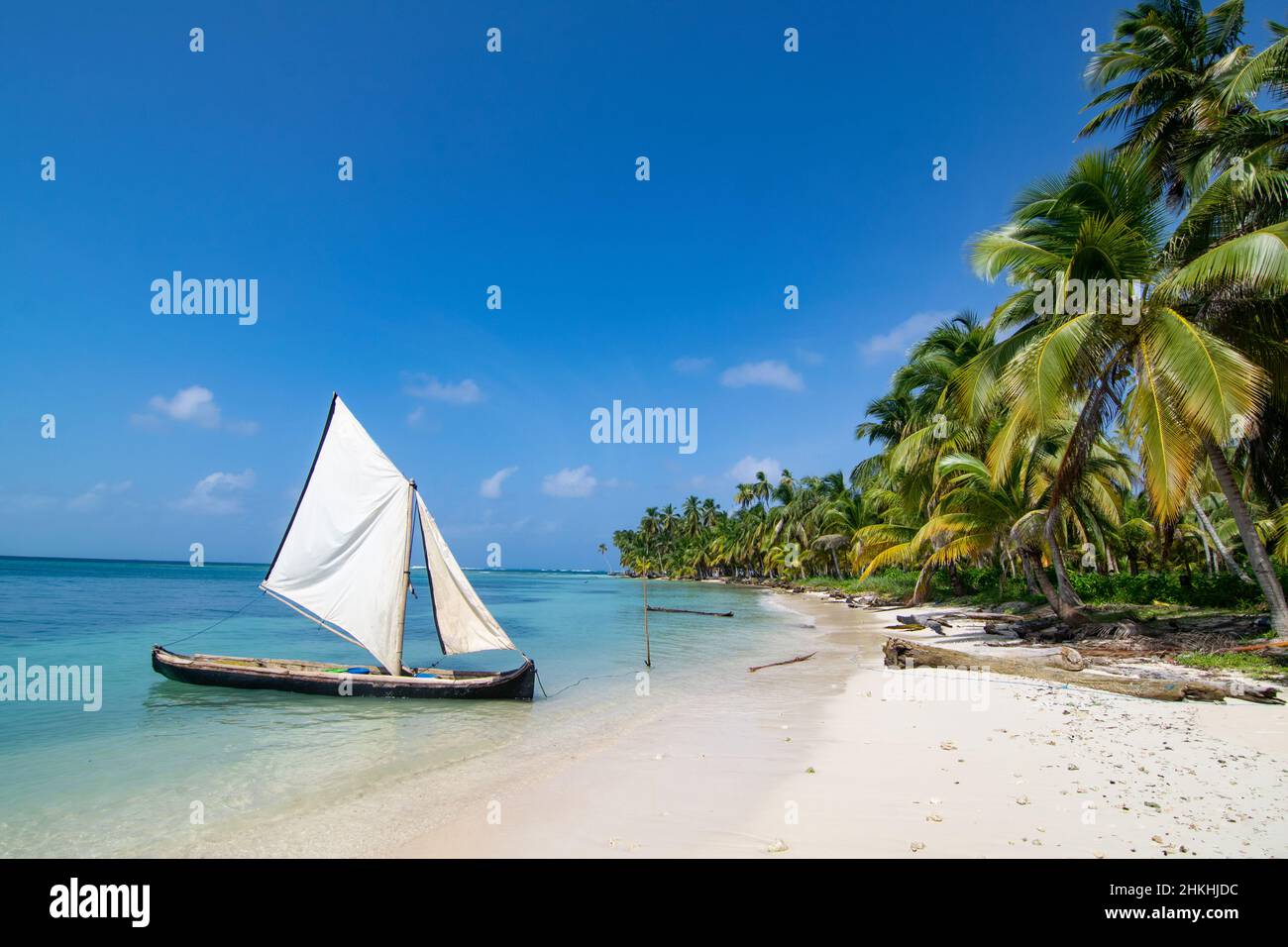 Spiaggia di palme intatta con barca a vela tradizionale all'isola di Chichime (San Blas) Foto Stock