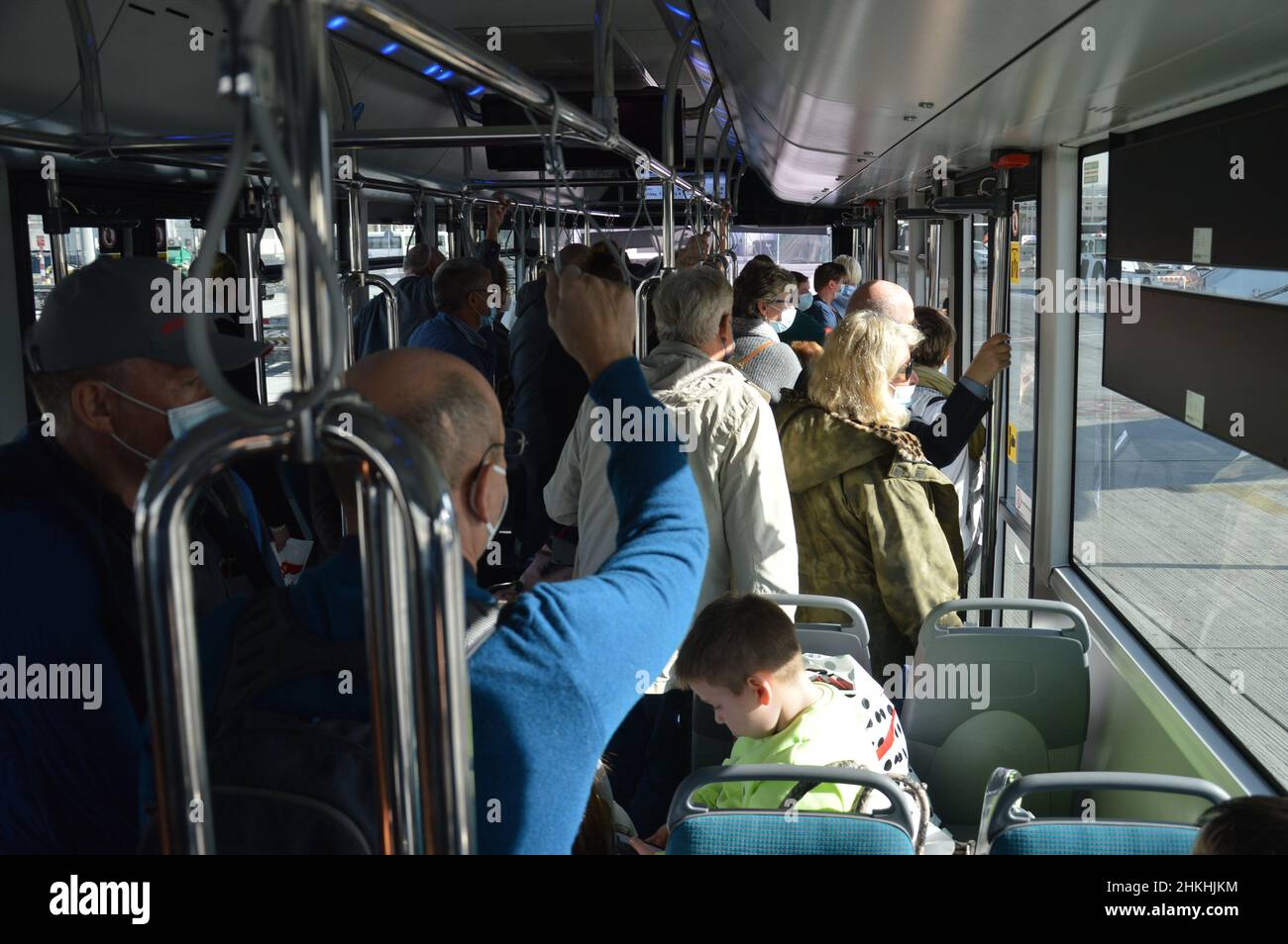 I passeggeri dell'aereo hanno aspettato e chiuso per 40 minuti in un autobus all'Aeroporto di Dubai prima di poter entrare all'aereo SmartLynx - 4 febbraio 2022. Foto Stock