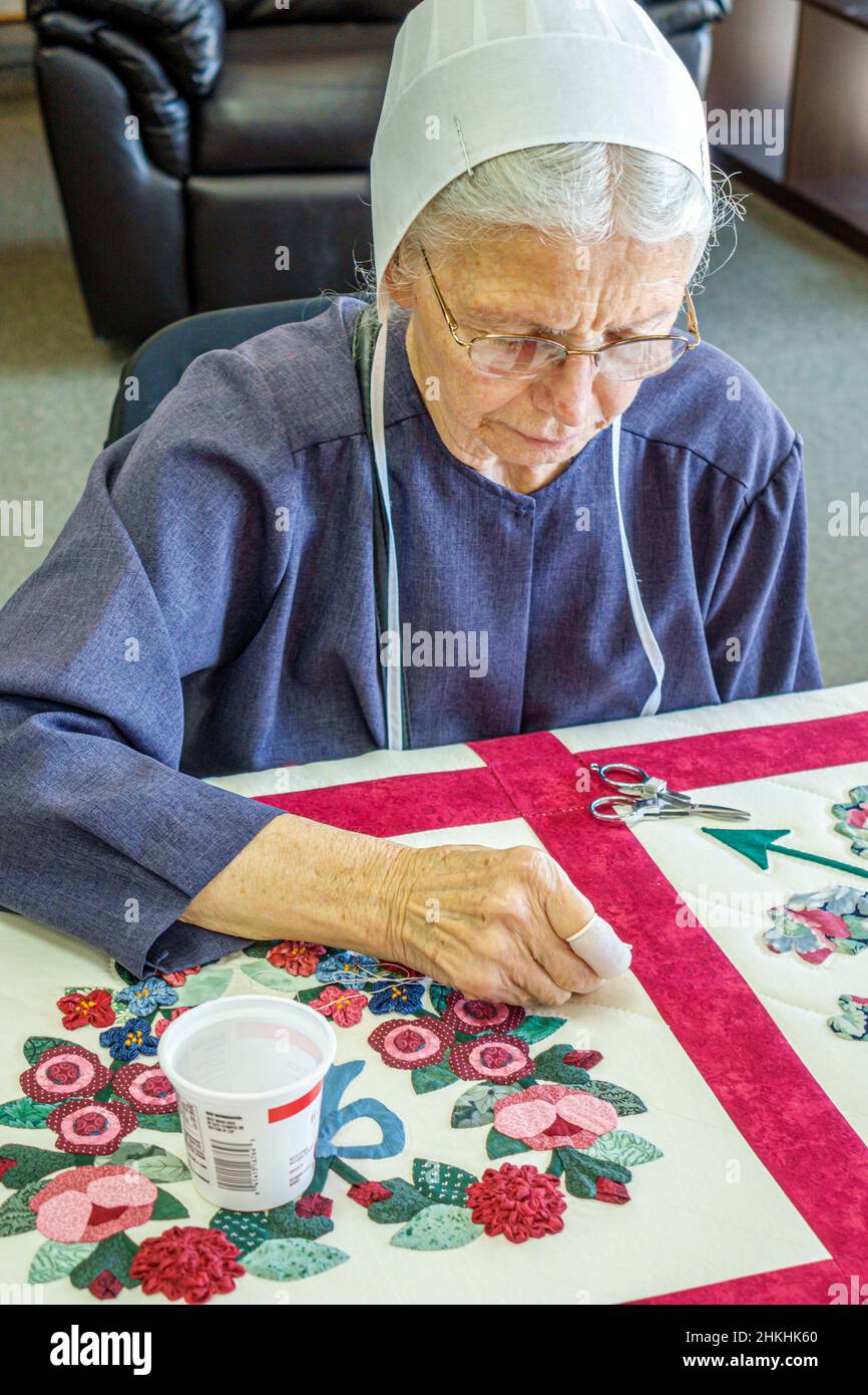 Sarasota Florida,Pinecraft Pine Craft,Alma sue Quilts,Amish Mennonite donna trapuntare Senior Citizen concentrando indossando kapp Foto Stock