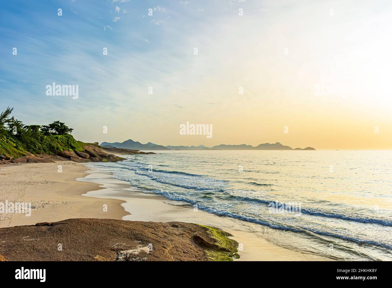 La piccola spiaggia del Diavolo situata tra Copacabana e Ipanema a Rio de Janeiro all'alba con le montagne sullo sfondo Foto Stock