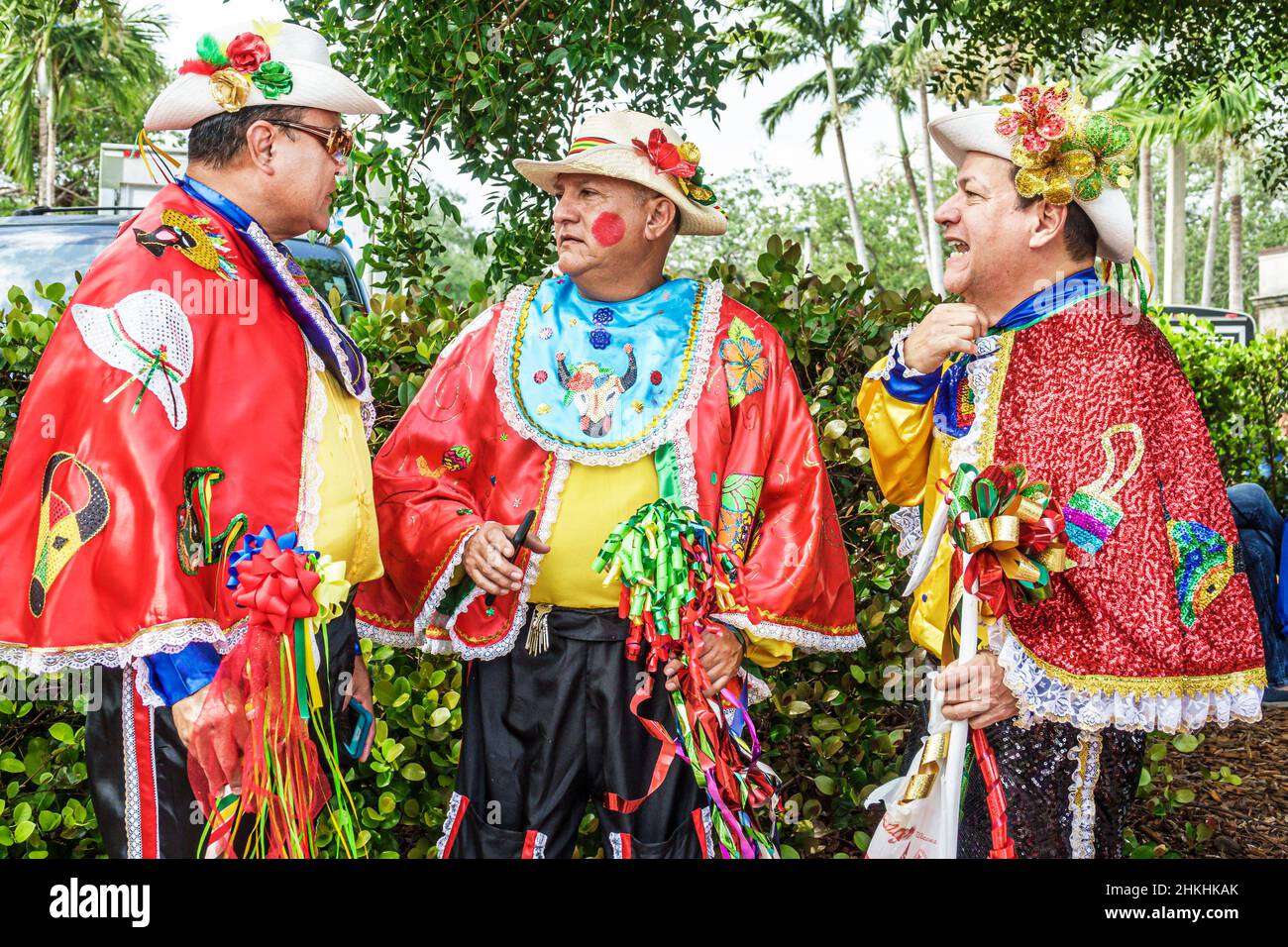 Florida,Coral Gables,Hispanic Cultural Festival danza gruppo ballerini costumi, Baile del Garabato, Barranquilla Carnevale, uomini ispanici amici parlare Foto Stock