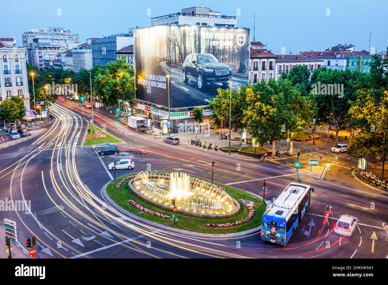 Madrid Spagna,Spagnolo,Centro,Chamberi,Plaza Alonzo Martinez,notte vita notturna esposizione traffico cerchio fontana illuminata Foto Stock