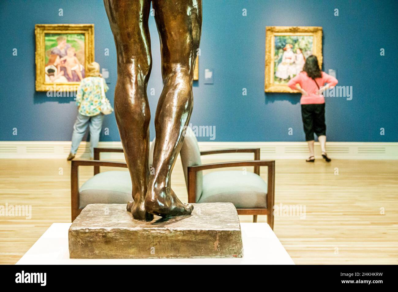 Norfolk Virginia, Chrysler Museum of Art, mostra di impressionismo, dipinti galleria di sculture interno donne cercando Foto Stock