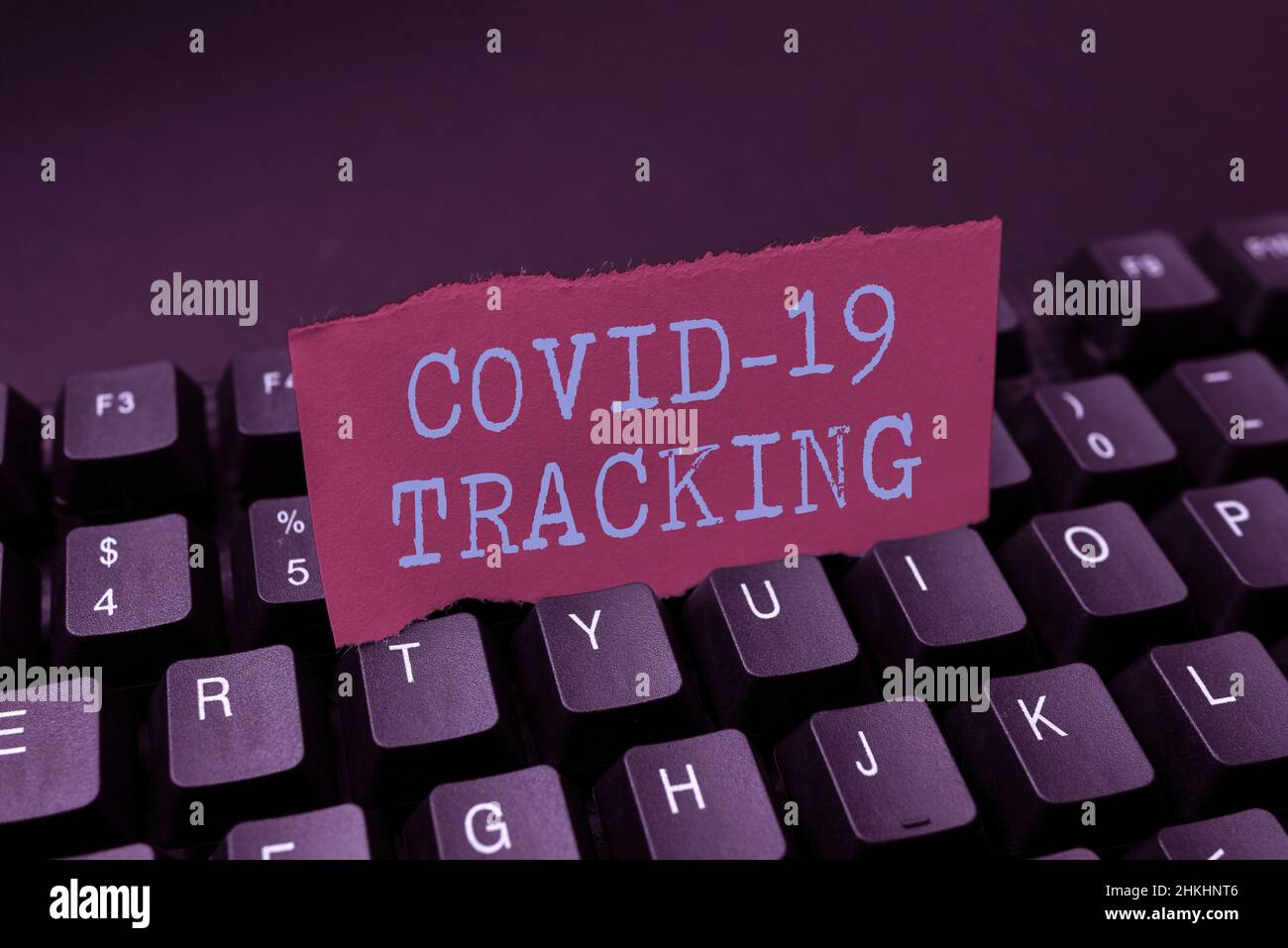 Testo della scrittura Covid 19 Tracking. Concetto aziendale processo di distinzione dei possibili individui infetti digitando descrizioni delle immagini e. Foto Stock