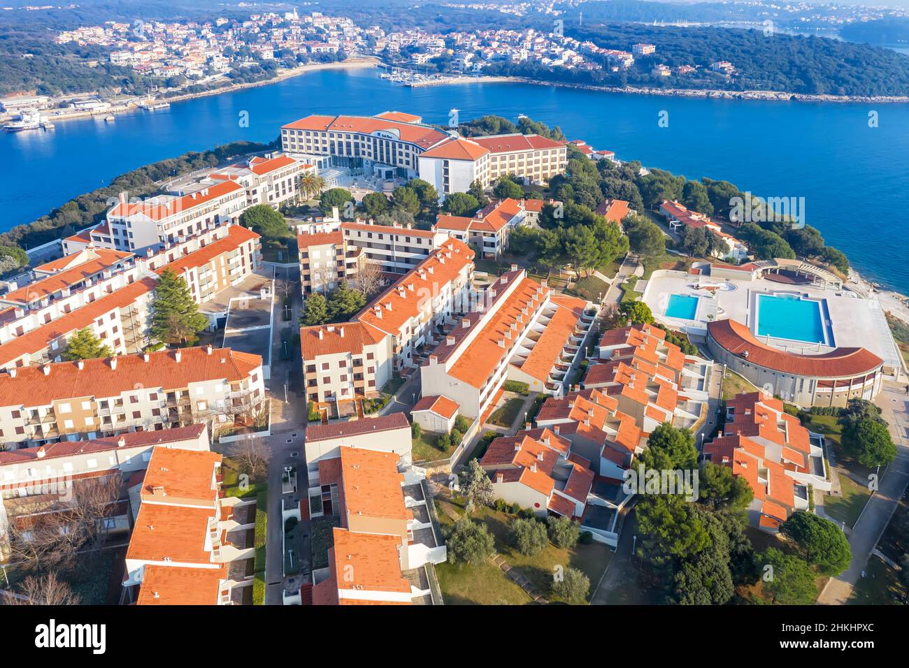PULA, CROAZIA - 16 GENNAIO 2021 - moderno Hotel Park Plaza e strutture alberghiere, sullo sfondo Pjescana Uvala, vista aerea, Pula, Istria, Croazia Foto Stock