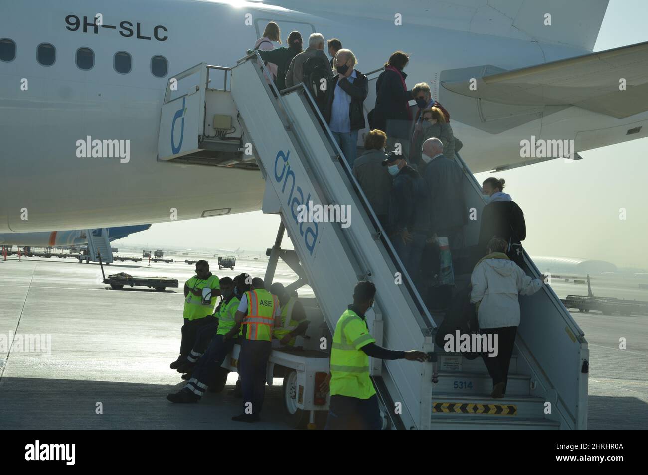 I passeggeri del volo non possono entrare nell'aereo SmartLynx all'aeroporto di Dubai perché la porta dell'aereo è chiusa - 4 febbraio 2022. Foto Stock