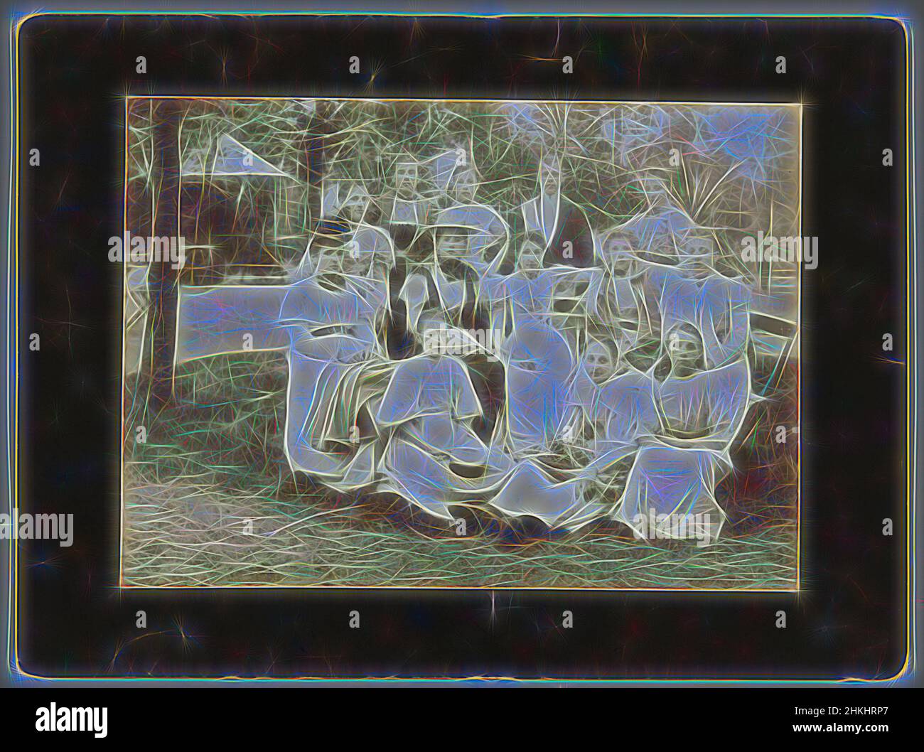 Ispirato dal ritratto di gruppo di giovani donne e giovani in foresta o parco, Paesi Bassi, 1890 - 1910, reinventato da Artotop. L'arte classica reinventata con un tocco moderno. Design di calda e allegra luminosità e di raggi di luce. La fotografia si ispira al surrealismo e al futurismo, abbracciando l'energia dinamica della tecnologia moderna, del movimento, della velocità e rivoluzionando la cultura Foto Stock