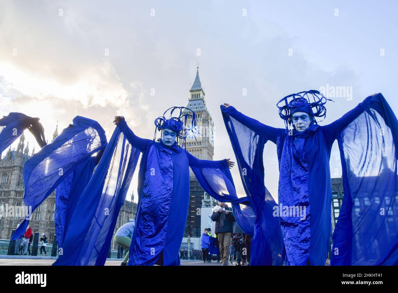 Londra, Regno Unito 4th febbraio 2022. Manifestanti su Westminster Bridge. Gli attivisti hanno marciato con una balena modello da Parliament Square al quartier generale di Londra della Shell per protestare contro la distruzione degli oceani e della fauna marina causata da fracking, perforazione, indagini sismiche e inquinamento da parte delle compagnie petrolifere. Credit: Vuk Valcic / Alamy Live News Foto Stock