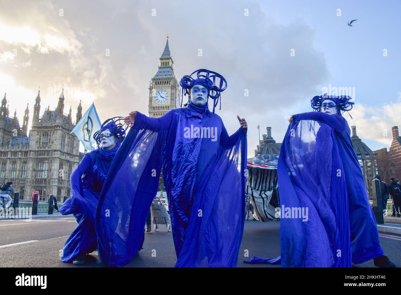 Londra, Regno Unito 4th febbraio 2022. Manifestanti su Westminster Bridge. Gli attivisti hanno marciato con una balena modello da Parliament Square al quartier generale di Londra della Shell per protestare contro la distruzione degli oceani e della fauna marina causata da fracking, perforazione, indagini sismiche e inquinamento da parte delle compagnie petrolifere. Credit: Vuk Valcic / Alamy Live News Foto Stock