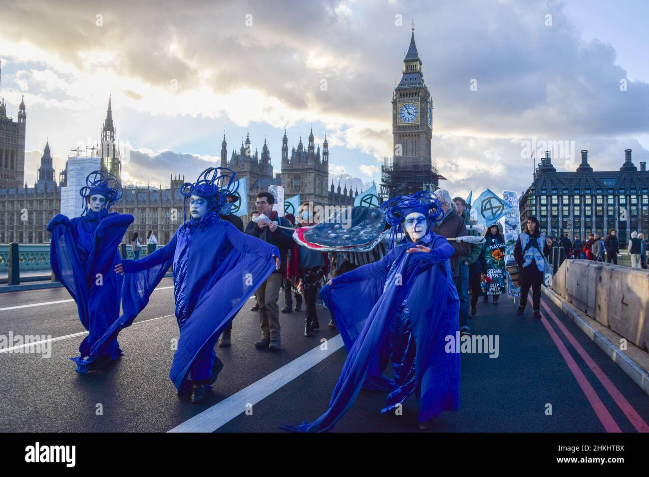Londra, Regno Unito 4th febbraio 2022. Manifestanti su Westminster Bridge. Gli attivisti hanno marciato con una balena modello da Parliament Square al quartier generale di Londra della Shell per protestare contro la distruzione degli oceani e della fauna marina causata da fracking, perforazione, indagini sismiche e inquinamento da parte delle compagnie petrolifere. Credit: Vuk Valcic / Alamy Live News Foto Stock