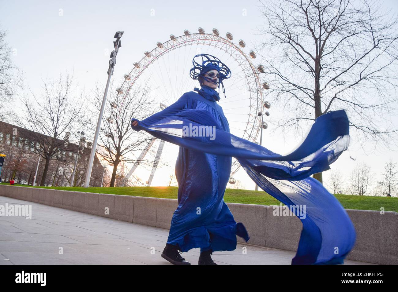 Londra, Regno Unito 4th febbraio 2022. Manifestanti al di fuori della sede centrale della Shell. Gli attivisti hanno marciato con una balena modello da Parliament Square al quartier generale di Londra della Shell per protestare contro la distruzione degli oceani e della fauna marina causata da fracking, perforazione, indagini sismiche e inquinamento da parte delle compagnie petrolifere. Credit: Vuk Valcic / Alamy Live News Foto Stock