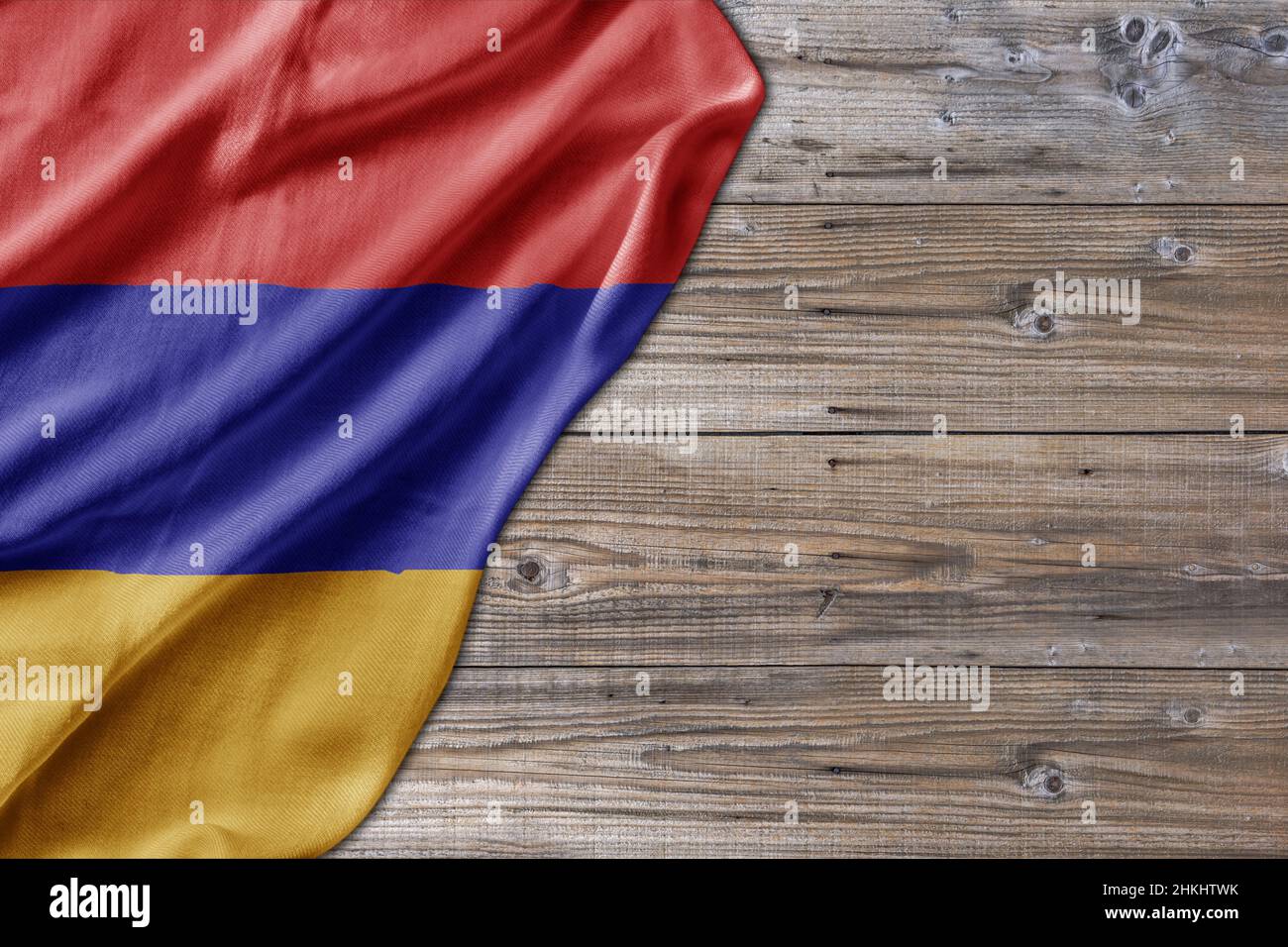 Tavola in legno modello vecchia natura con bandiera Armenia Foto Stock