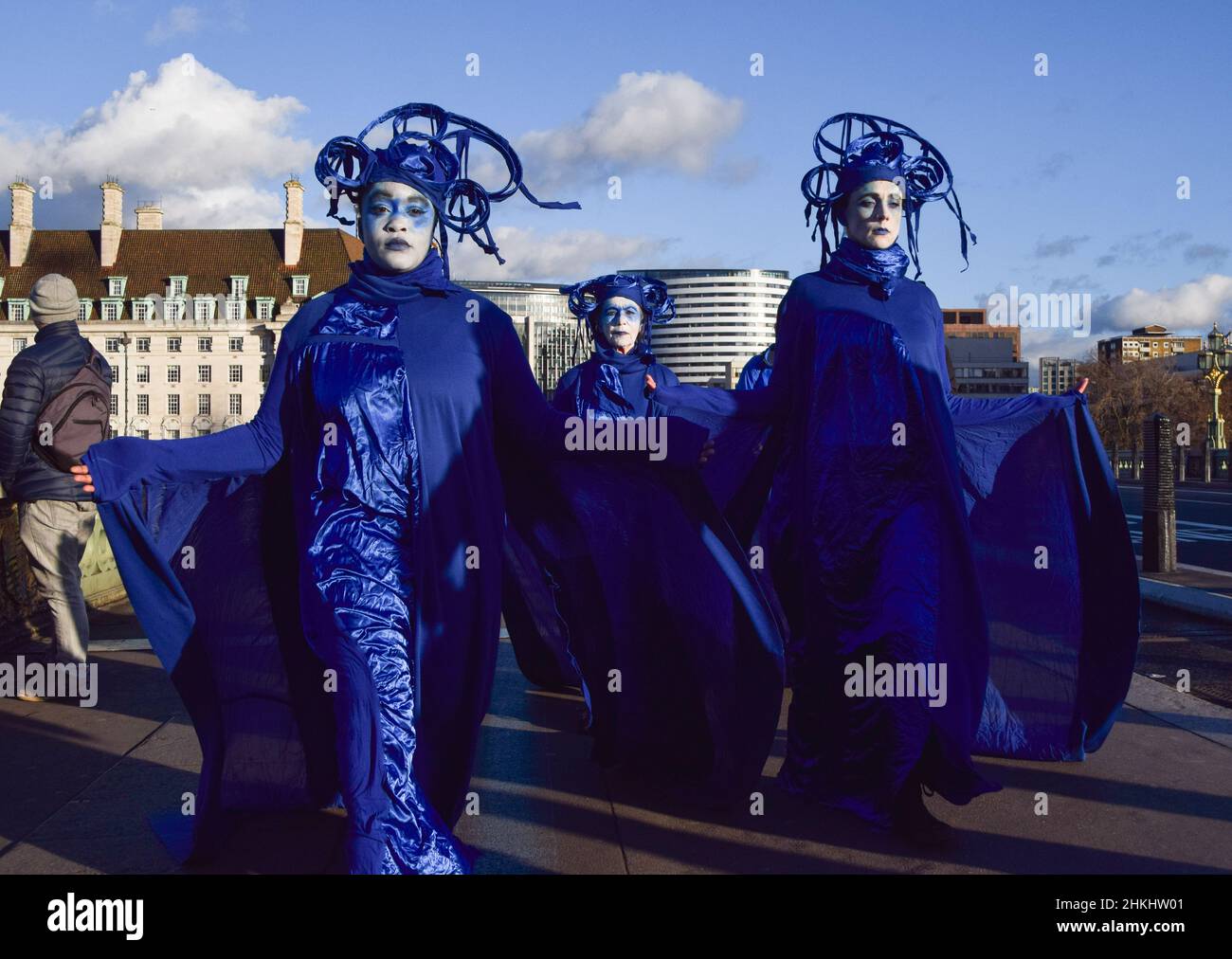 Londra, Regno Unito 4th febbraio 2022. Manifestanti su Westminster Bridge. Gli attivisti hanno marciato con una balena modello da Parliament Square al quartier generale di Londra della Shell per protestare contro la distruzione degli oceani e della fauna marina causata da fracking, perforazione, indagini sismiche e inquinamento da parte delle compagnie petrolifere. Credit: Vuk Valcic / Alamy Live News Foto Stock