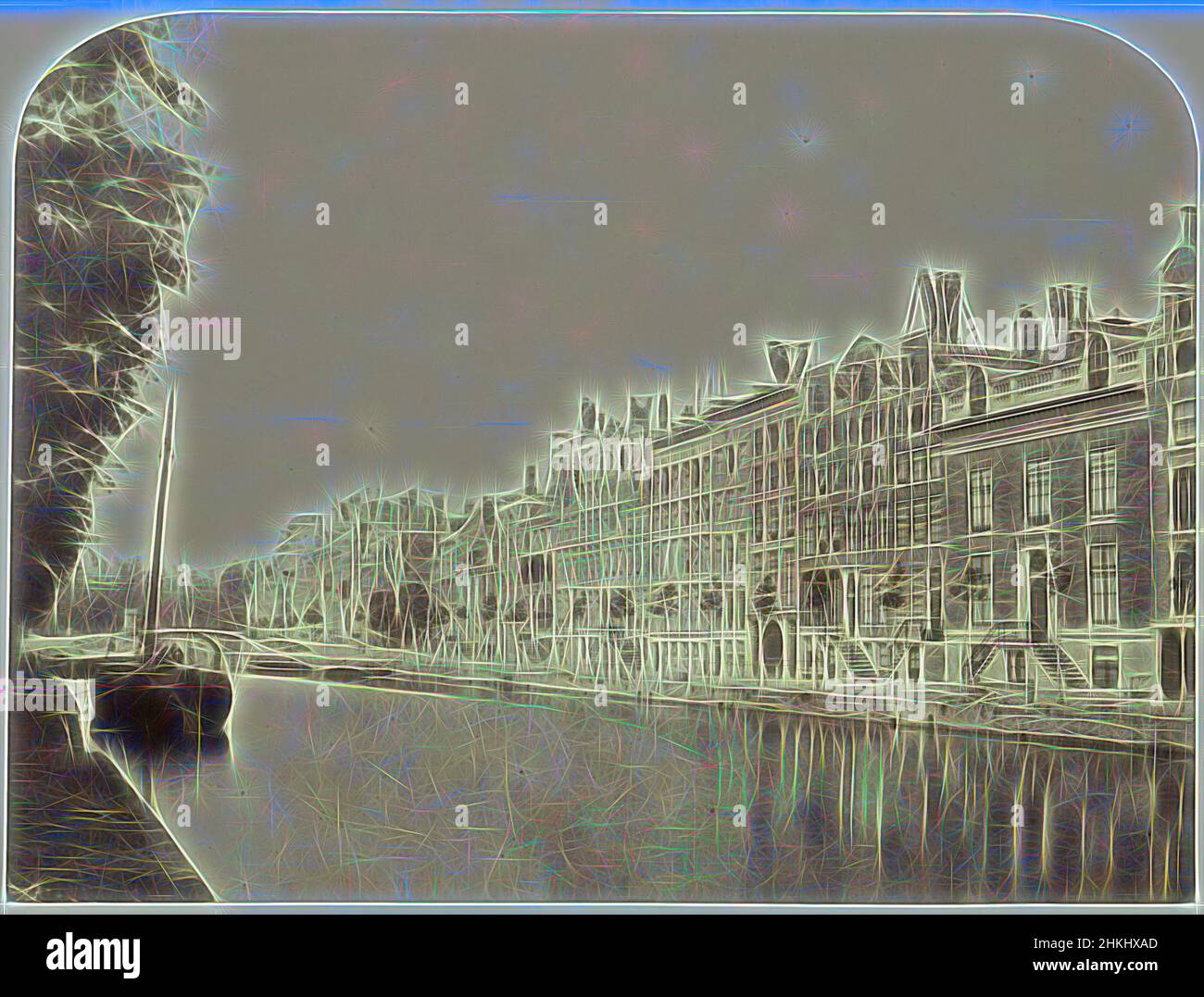 Ispirato da Vista di Keizersgracht, Vista del Keizersgracht ad Amsterdam, Benjamin Brecknell Turner, Amsterdam, 17-Maggio-1857 - 3-Giugno-1857, carta, Stampa albume, altezza 281 mm x larghezza 375 mm, reinventata da Artotop. L'arte classica reinventata con un tocco moderno. Design di calda e allegra luminosità e di raggi di luce. La fotografia si ispira al surrealismo e al futurismo, abbracciando l'energia dinamica della tecnologia moderna, del movimento, della velocità e rivoluzionando la cultura Foto Stock