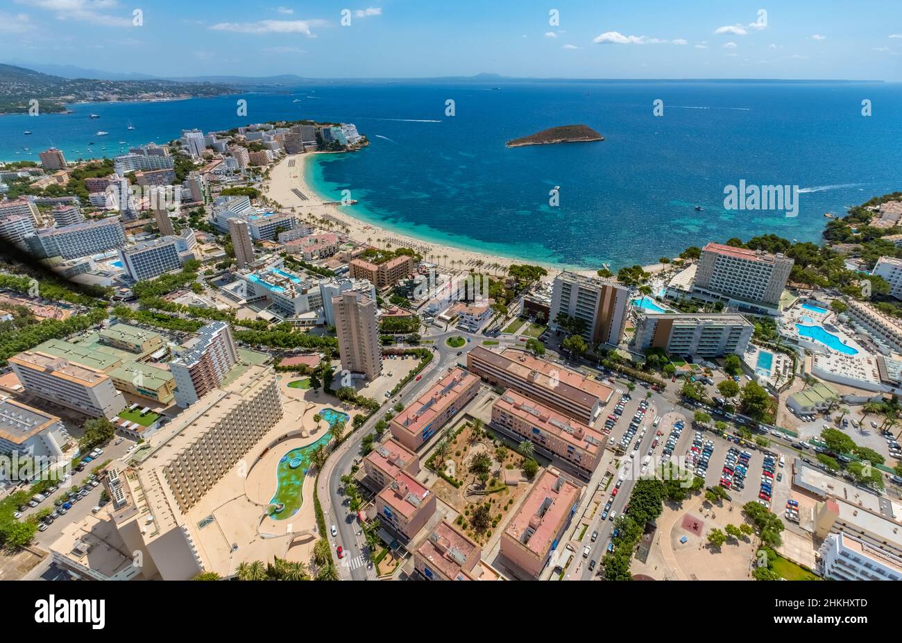 Vista aerea, spiaggia sabbiosa Platja de Magaluf con servizi alberghieri, isola Isla de sa Porrassa nella baia di Magaluf, Magaluf, Calvià, Mallorca, Baleari Foto Stock