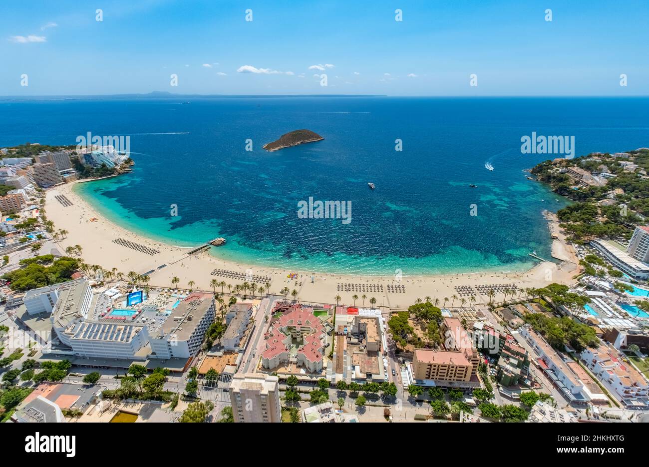 Vista aerea, spiaggia sabbiosa Platja de Magaluf con servizi alberghieri, isola Isla de sa Porrassa nella baia di Magaluf, Magaluf, Calvià, Mallorca, Baleari Foto Stock