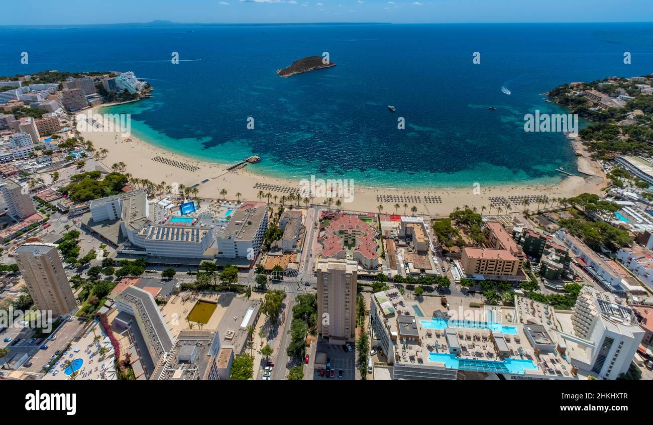 Vista aerea, spiaggia sabbiosa Platja de Magaluf con servizi alberghieri, isola Isla de sa Porrassa nella baia di Magaluf, Magaluf, Calvià, Mallorca, Baleari Foto Stock