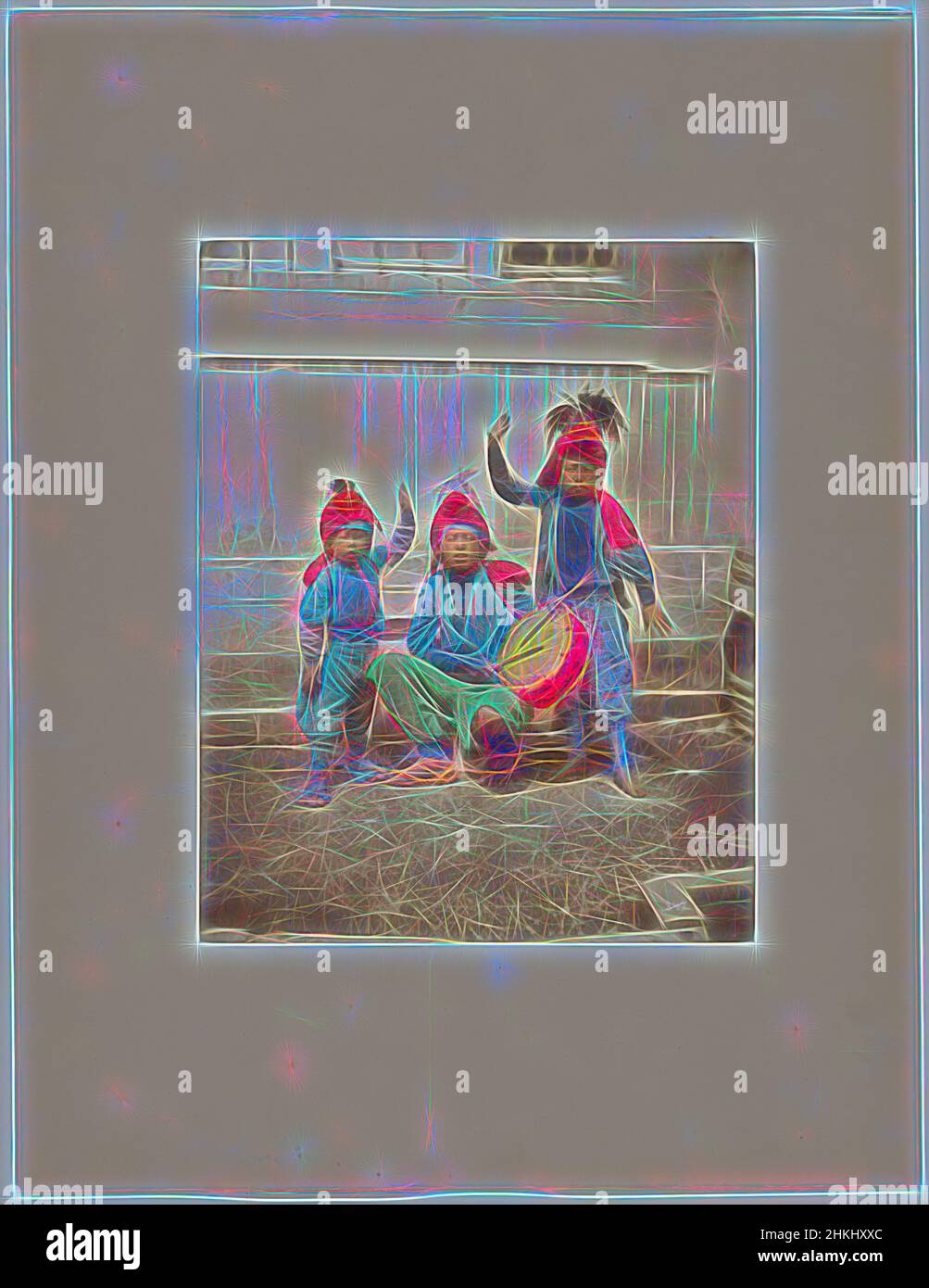 Ispirato da giovani artisti di strada giapponesi con un tamburo, Jongleurs de rue (titolo originale), Raimund von Stillfried-Ratenitz, Yokohama, 1871 - 1881, carta, Stampa albume, altezza 240 mm x larghezza 910 mm altezza 403 mm x larghezza 310 mm, Reimagined by Artotop. L'arte classica reinventata con un tocco moderno. Design di calda e allegra luminosità e di raggi di luce. La fotografia si ispira al surrealismo e al futurismo, abbracciando l'energia dinamica della tecnologia moderna, del movimento, della velocità e rivoluzionando la cultura Foto Stock