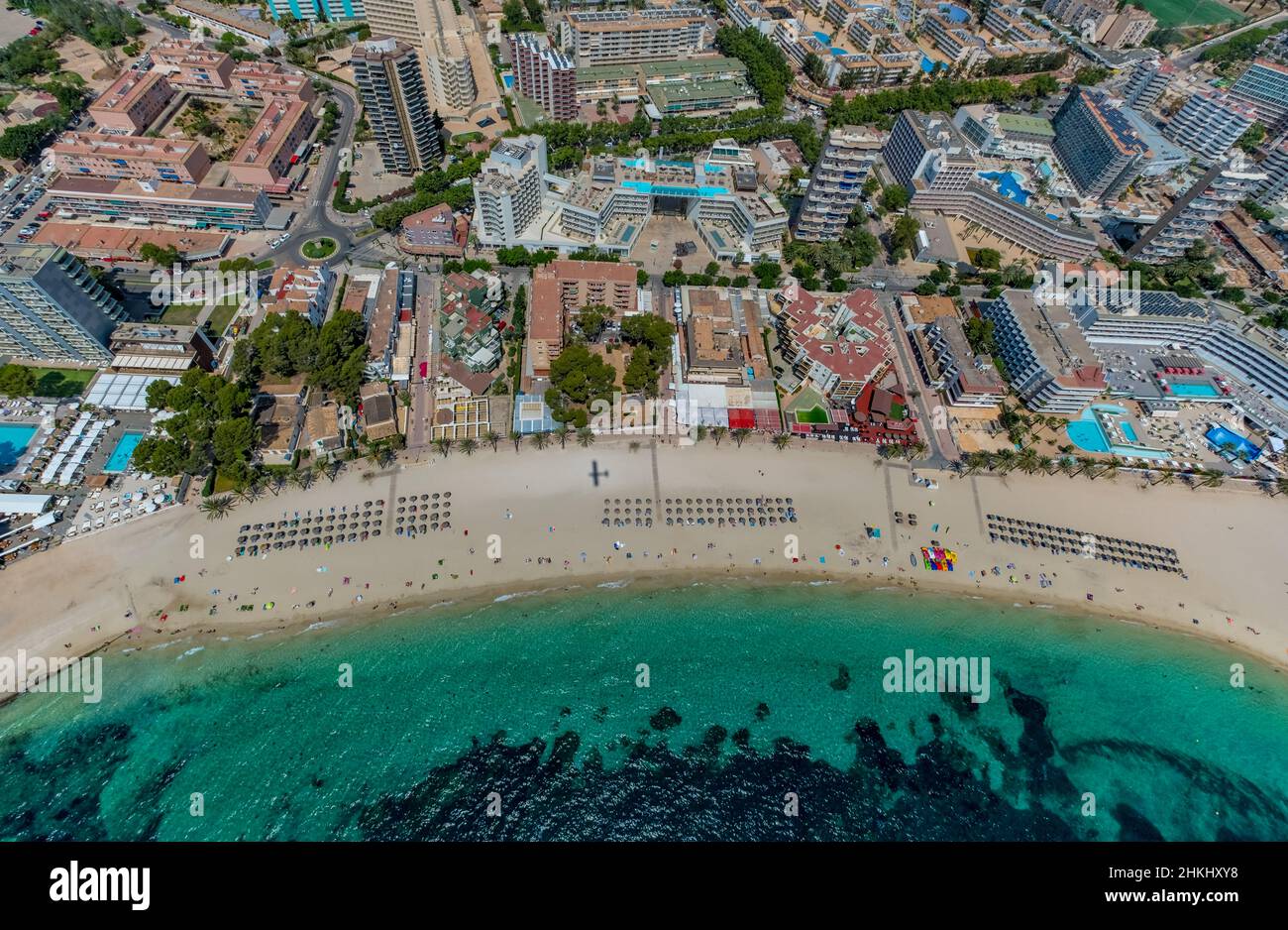 Vista aerea, spiaggia di sabbia Platja de Magaluf con servizi alberghieri, ombra di un aereo, piscina sul tetto Hotel INNSIDE by Meliá Calviá Beach il Foto Stock