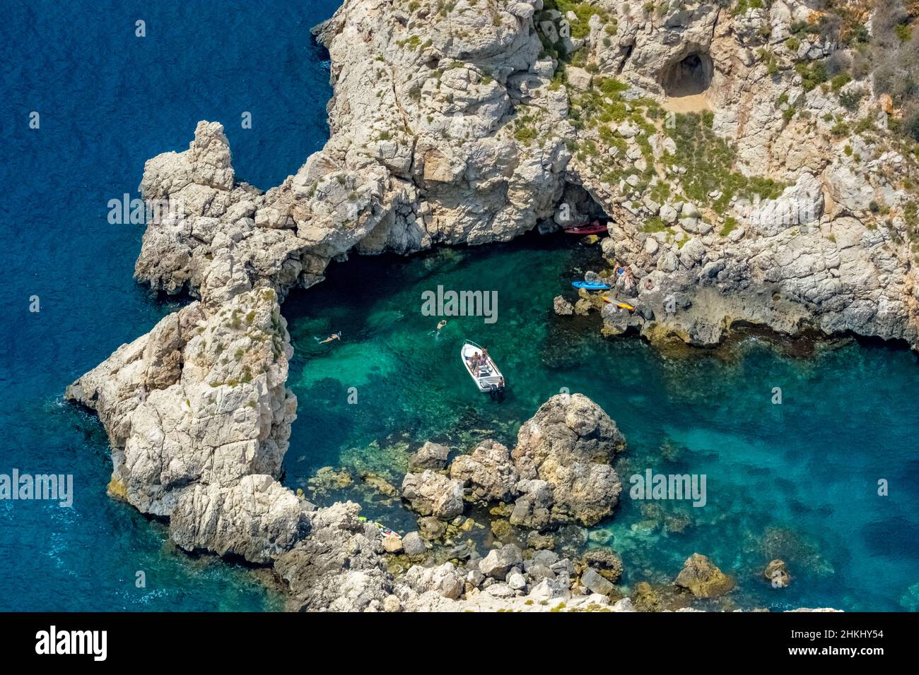 Veduta aerea, isola di Illes Malgrat, baia con motoscafo, Santa Pona, Calvià, Maiorca, Isole Baleari, Spagna, ES, Europa, fotografia aerea, aerea Foto Stock