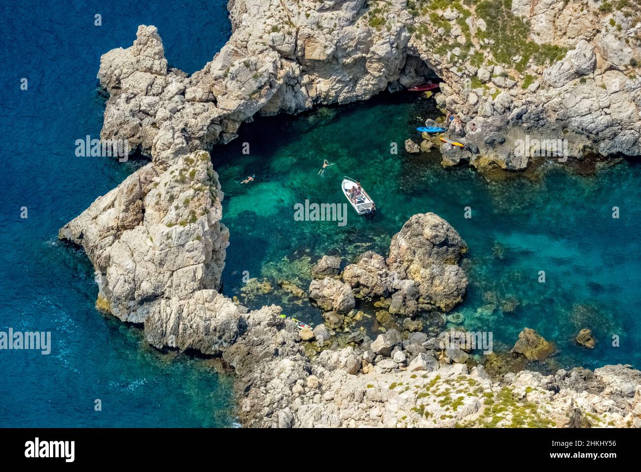 Veduta aerea, isola di Illes Malgrat, baia con motoscafo, Santa Pona, Calvià, Maiorca, Isole Baleari, Spagna, ES, Europa, fotografia aerea, aerea Foto Stock