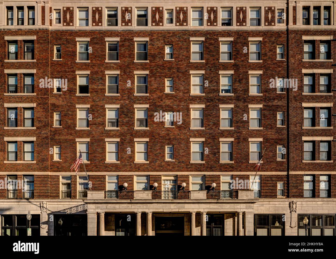 Fotografia di elevazione architettonica di fine secolo edificio. Un muro di finestre e mattoni. Foto Stock