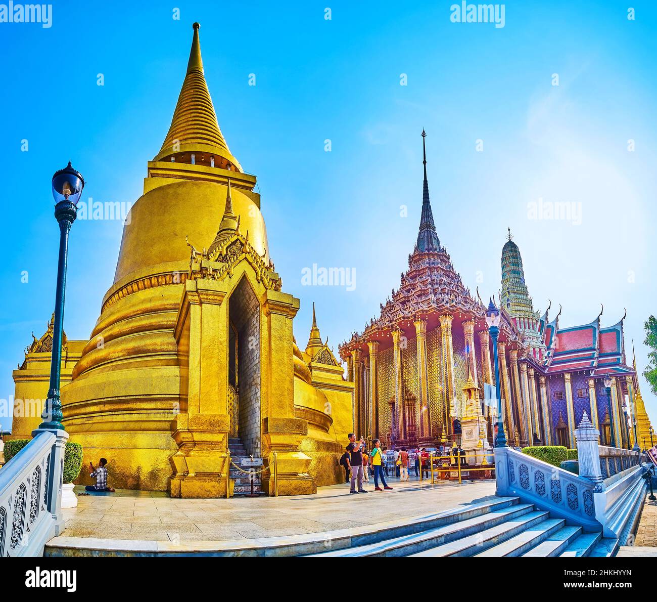 BANGKOK, THAILANDIA - 12 MAGGIO 2019: Pagoda d'oro Phra Siratana Chedi e Phra Mondop con guglia alta, il Grand Palace, il 12 maggio a Bangkok, Thailandia Foto Stock