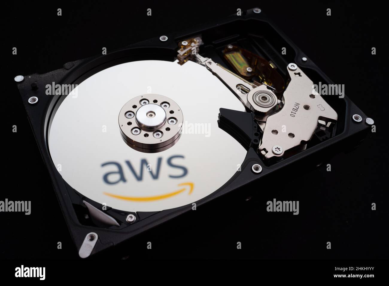 Logo Amazon AWS riportato su un disco rigido smontato Foto Stock