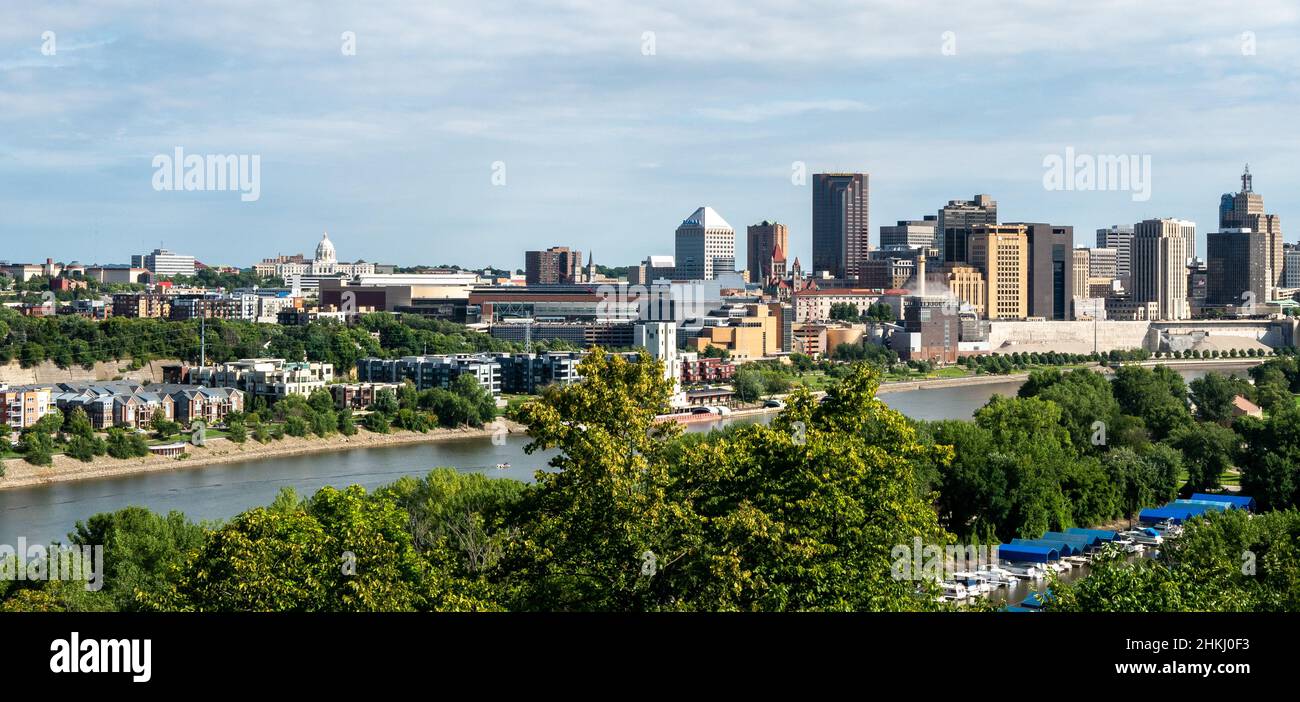 ST PAUL, MN - 25 AGO 2020: Fiume Mississippi e skyline del centro di St Paul, Minnesota, incluso il campidoglio dello stato. Foto Stock