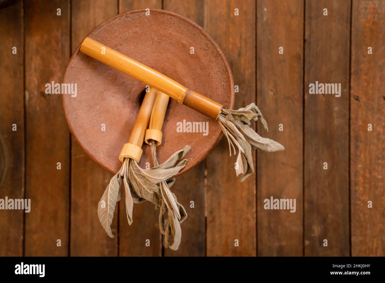 vista dall'alto su salvia asciutta su vaso di argilla e sfondo di legno medicina alternativa e spazio di copia di concetto di omeopatia Foto Stock