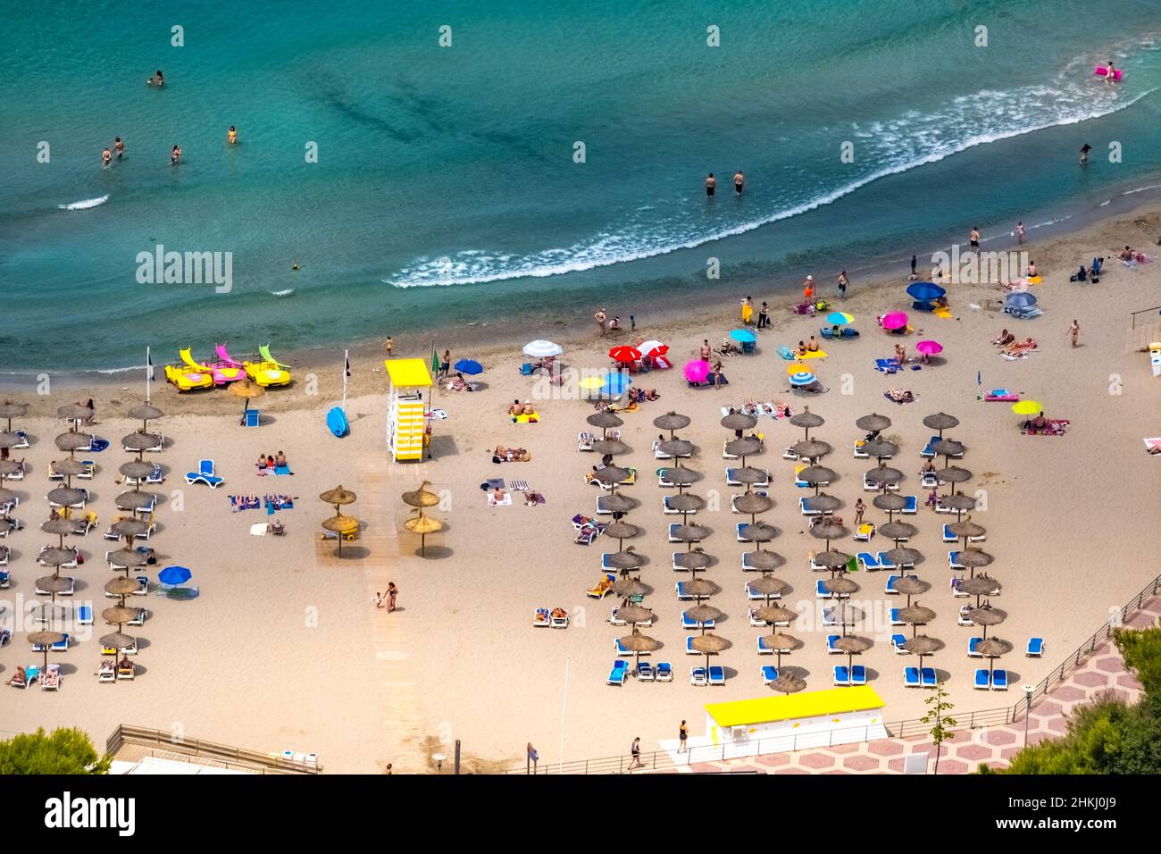 Veduta aerea, solarium e bagni sulla spiaggia di sabbia Platja de Santa Pona, Santa Pona, Calvià, Maiorca, Isole Baleari, Spagna, bagnanti, bagnanti, Foto Stock