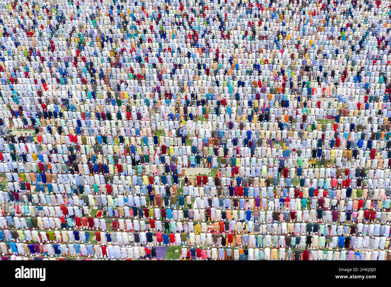 Migliaia di musulmani si sono riuniti per la preghiera dell'Eid Foto Stock