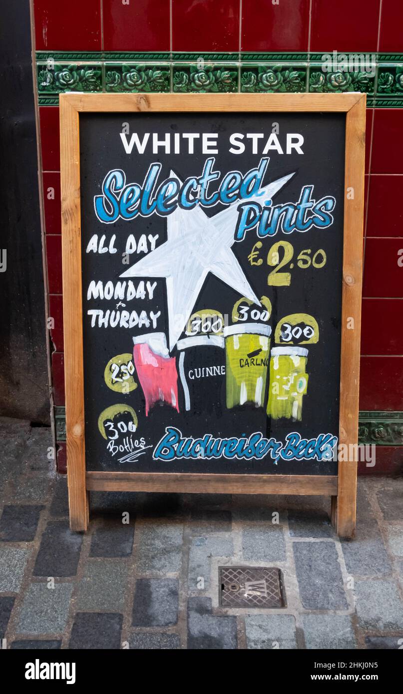 Cartello all'esterno del White Star Pub che pubblicizza birre speciali per il £2,50 Foto Stock