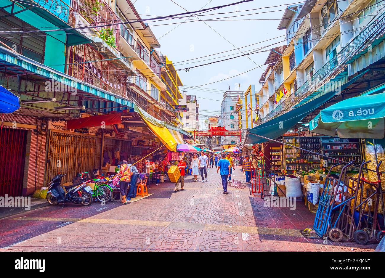 BANGKOK, THAILANDIA - 12 MAGGIO 2019: Il vicolo del mercato di Sampheng, uno dei più grandi mercati di Chinatown di Bangkok, il 12 maggio a Bangkok, Thailan Foto Stock