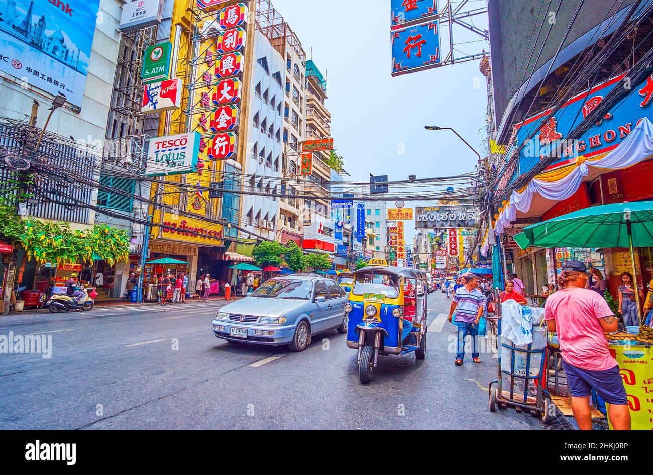 BANGKOK, THAILANDIA - 23 APRILE 2019: Yaowarat strada di Chinatown con numerosi venditori con carrelli alimentari, traffico pesante e movimenti pedonali, il mese di aprile Foto Stock