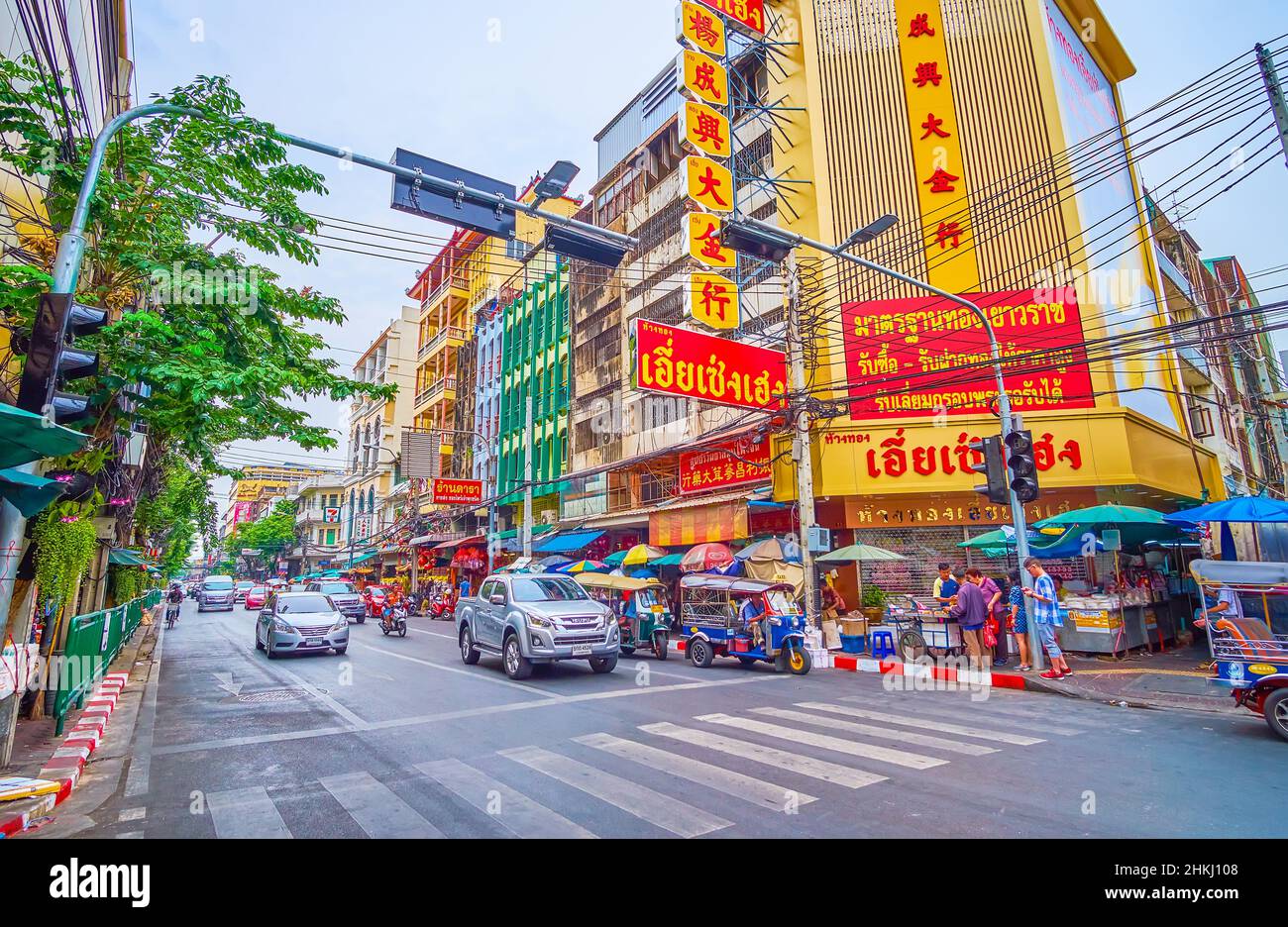 BANGKOK, THAILANDIA - 12 MAGGIO 2019: La scena urbana nel quartiere di Chinatown su Yaowarat Road, il 12 maggio a Bangkok, Thailandia Foto Stock