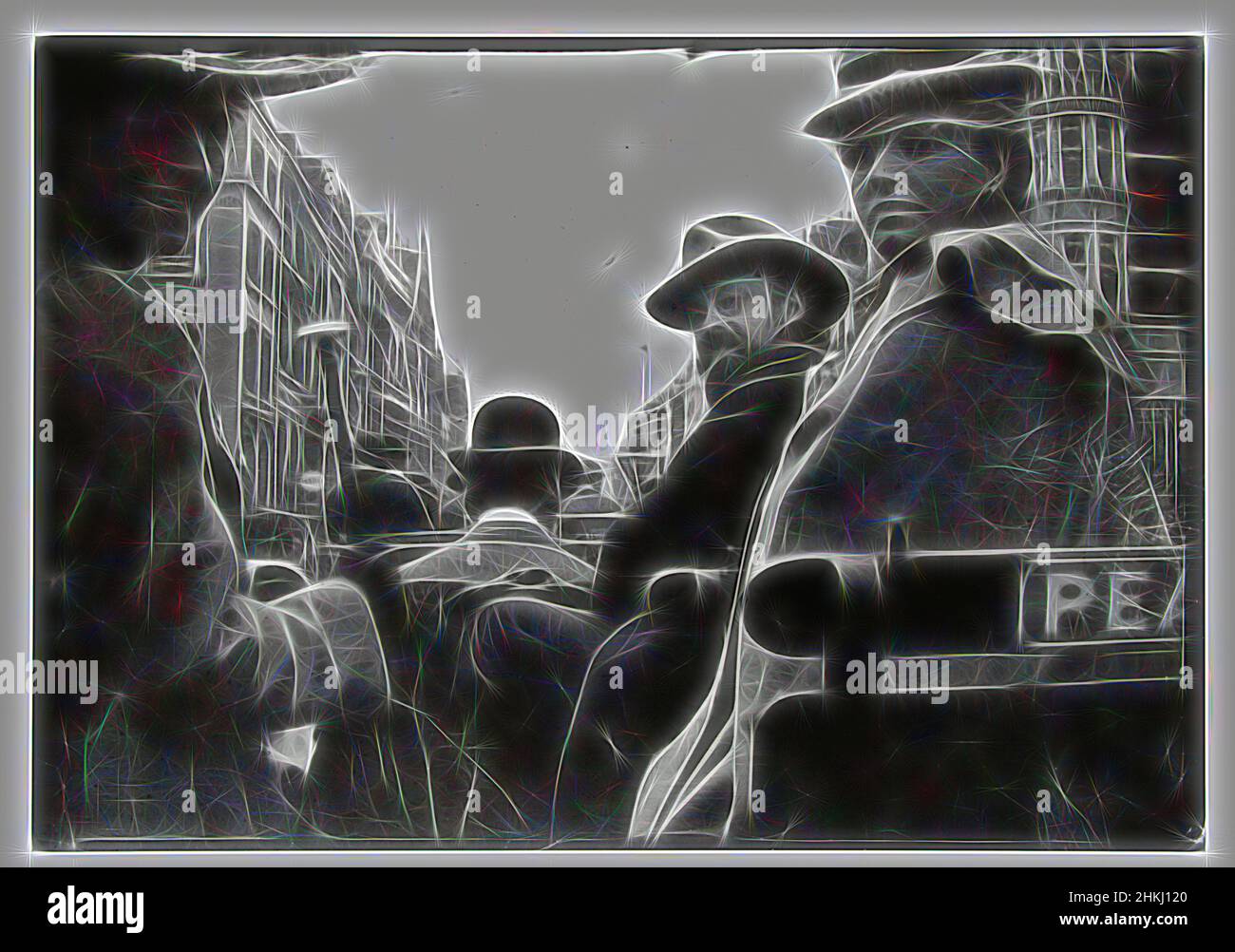 Ispirato da George Breitner e Marius Bauer in una carrozza a Londra, George Hendrik Breitner, stampante: HARM Botman, Londra, stampante: Olanda, c. 1897 - c. 1910, carta, stampa argento gelatina, altezza 505 mm x larghezza 400 mm altezza 400 mm x larghezza 277 mm, reinventata da Artotop. L'arte classica reinventata con un tocco moderno. Design di calda e allegra luminosità e di raggi di luce. La fotografia si ispira al surrealismo e al futurismo, abbracciando l'energia dinamica della tecnologia moderna, del movimento, della velocità e rivoluzionando la cultura Foto Stock