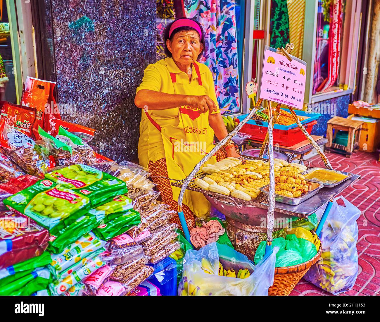 BANGKOK, THAILANDIA - 12 MAGGIO 2019: Donna anziana che vende banane alla griglia a Chinatown, il 12 maggio a Bangkok, Thailandia Foto Stock