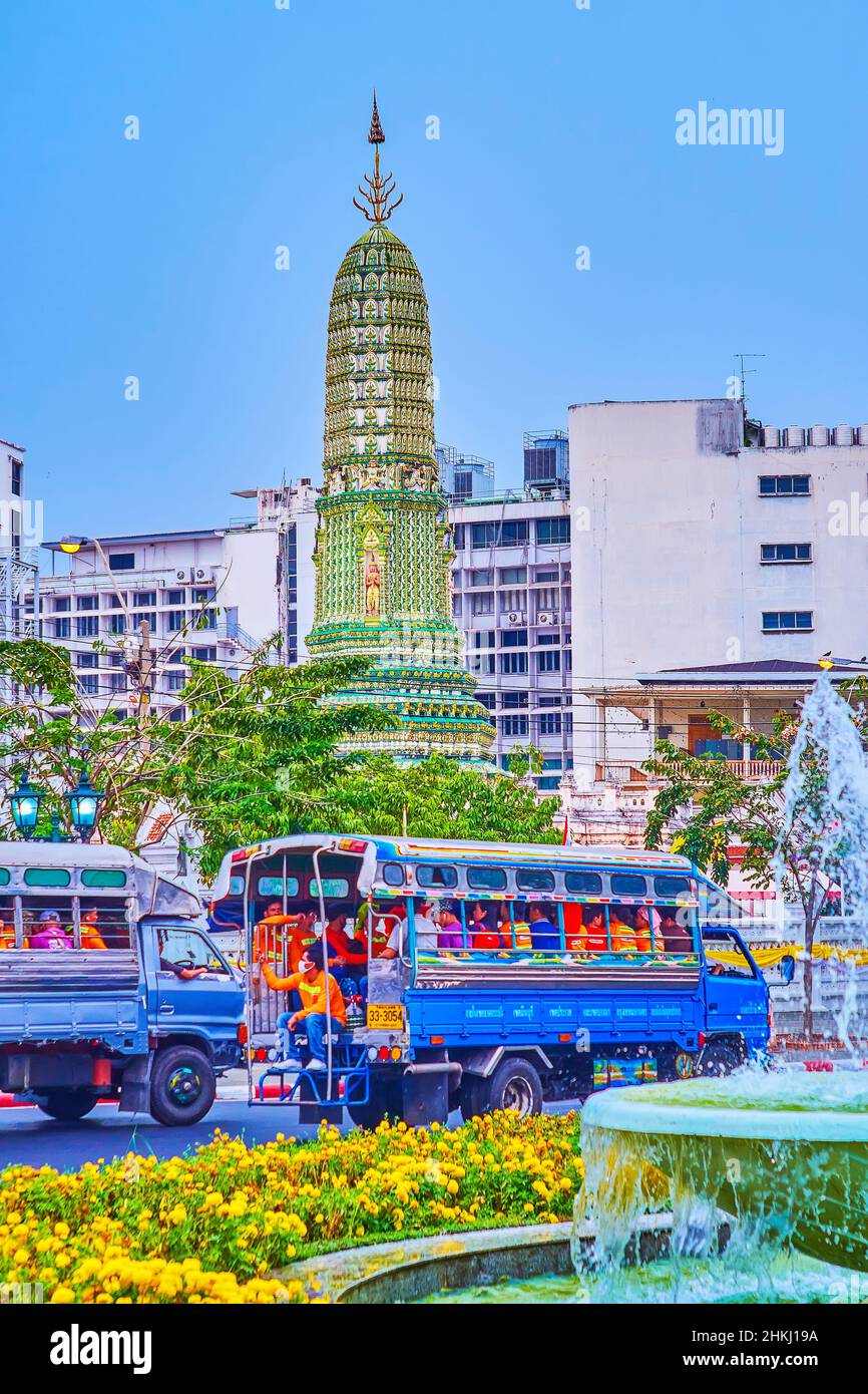 BANGKOK, THAILANDIA - 12 MAGGIO 2019: La scena urbana del traffico di Bangkok e l'alto tasso di Wat Ratchaburana sullo sfondo, il 12 maggio a Bangkok, Thailan Foto Stock